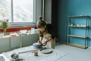 10 hobbies relaxantes (e fáceis) para aliviar o estresse sem sair de casa