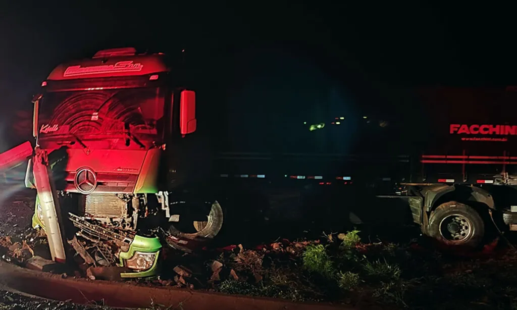 Fato ocorreu na madrugada desta quinta-feira. Após a saída de pista a carreta colidiu em dois postes do canteiro central