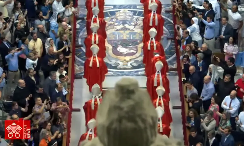 Cardeais estão reunidos na Capela Sistina. Eleito no Conclave sucederá Mario Jorge Bergoglio, que morreu em 21 de abril e comandou a Igreja Católica de 2013 até 2025
