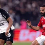 Com arbitragem polêmica, Corinthians vence Inter por 4 a 2 em clássico eletrizante