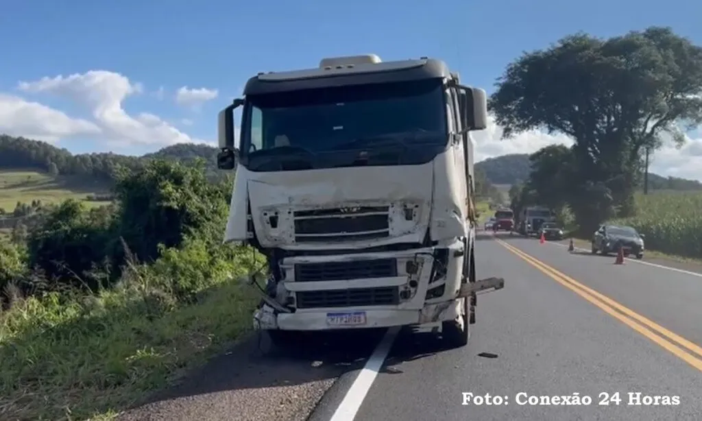 Casal estava em um Renault Sandero que colidiu frontalmente com um caminhão