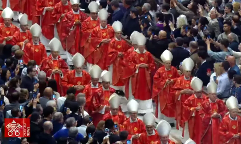 Cardeais estão reunidos na Capela Sistina. Eleito no Conclave sucederá Mario Jorge Bergoglio, que morreu em 21 de abril e comandou a Igreja Católica de 2013 até 2025