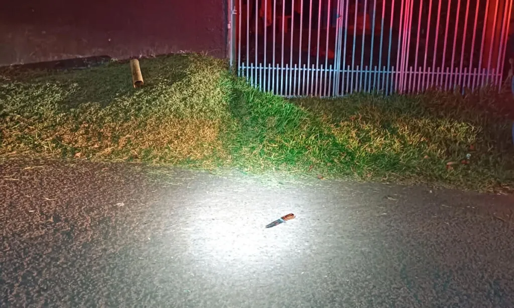 Homicídio ocorreu na noite de domingo. Segundo a PM o homem de 29 anos chegou a ser socorrido, mas morreu antes de receber atendimento médico