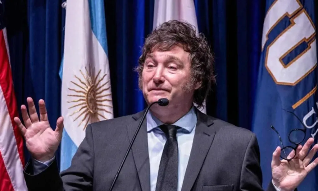 O governo anunciou sua reforma imigratória, que incluirá mais requisitos de residência para estrangeiros e deportação expressa. Um decreto será publicado no Diário Oficial nos próximos dias
