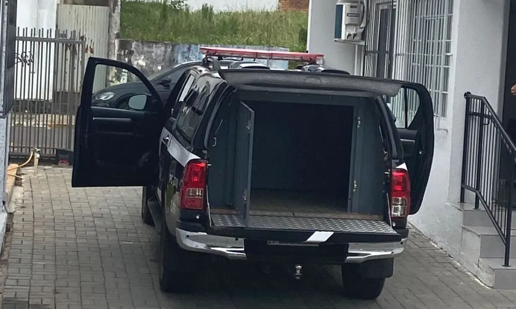 O avô chegou a ser socorrido pelo SAMU, mas não resistiu aos ferimentos. O neto foi preso pelas equipes da Polícia Militar
