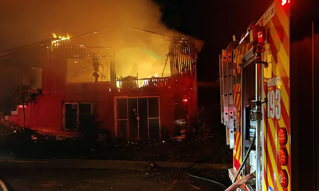 As equipes do Corpo de Bombeiros trabalharam mais de duas horas no combate as chamas. Residência de dois pavimentos ficou parcialmente destruída