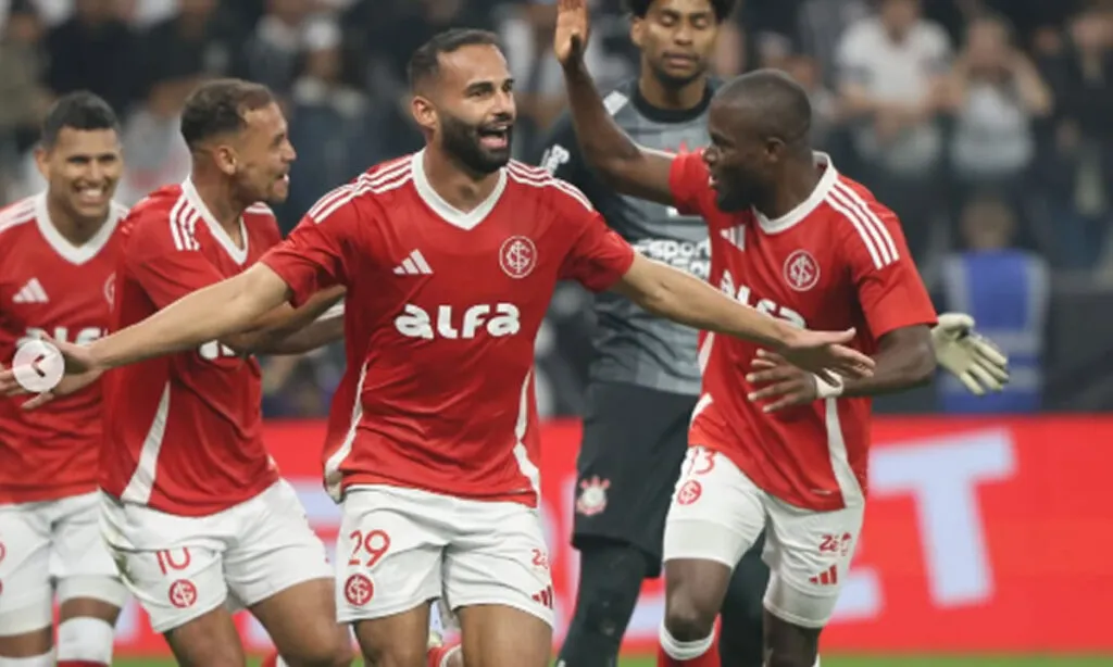 Partida com arbitragem polêmica teve duas viradas, três intervenções do VAR, pênalti marcado nos acréscimos e show de Yuri Alberto