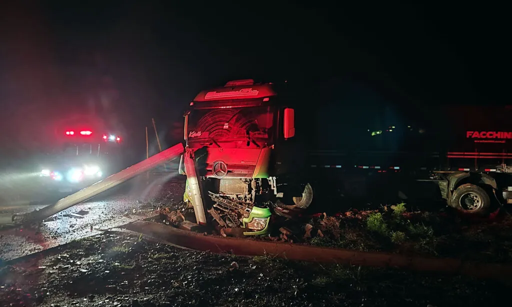 Fato ocorreu na madrugada desta quinta-feira. Após a saída de pista a carreta colidiu em dois postes do canteiro central