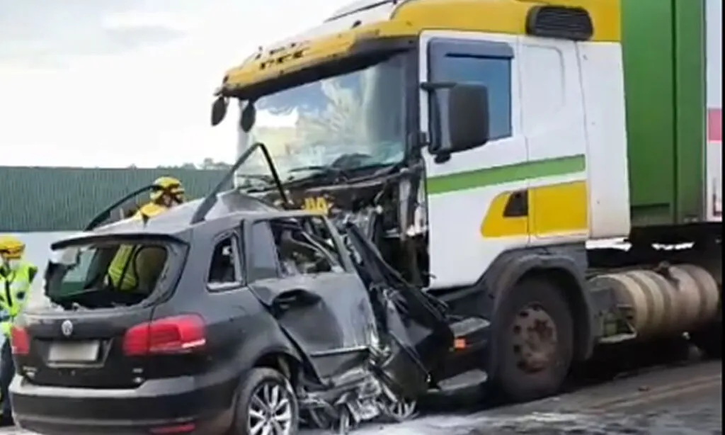 Colisão entre carro e caminhão ocorreu na manhã desta terça-feira; motorista do veículo de passeio morreu no local