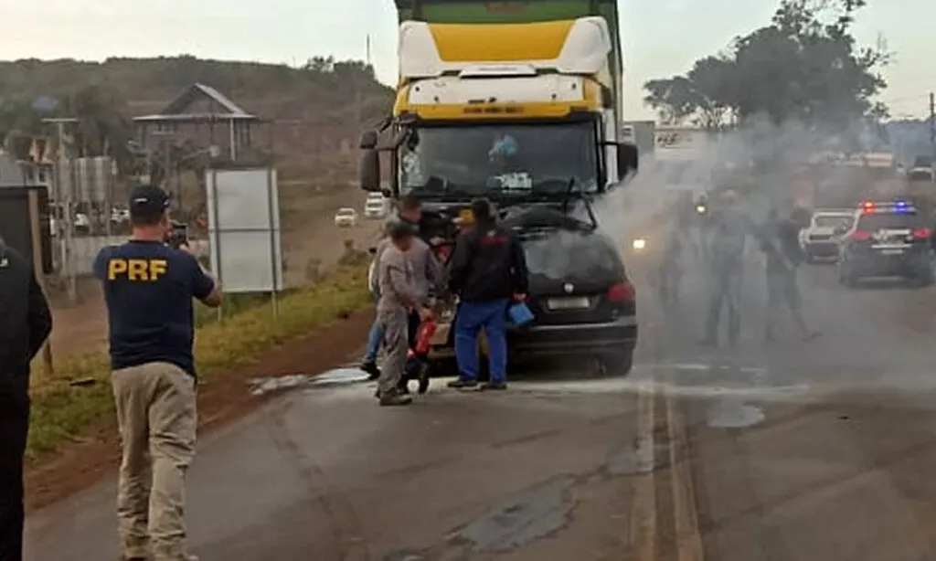 Colisão entre carro e caminhão ocorreu na manhã desta terça-feira; motorista do veículo de passeio morreu no local