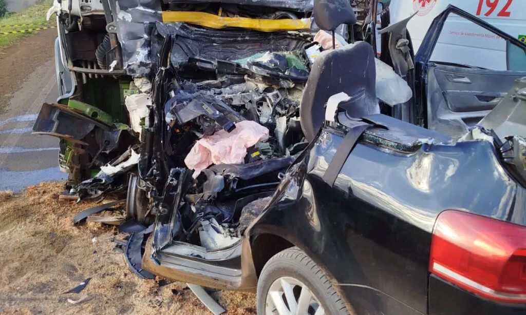 Colisão entre carro e caminhão ocorreu na manhã desta terça-feira; motorista do veículo de passeio morreu no local