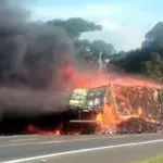 Tio e sobrinho morrem após baterem de frente e caminhões pegarem fogo na BR 373, no PR