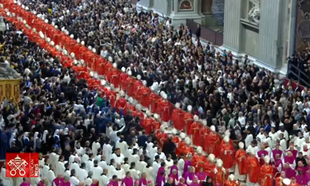Cardeais estão reunidos na Capela Sistina. Eleito no Conclave sucederá Mario Jorge Bergoglio, que morreu em 21 de abril e comandou a Igreja Católica de 2013 até 2025