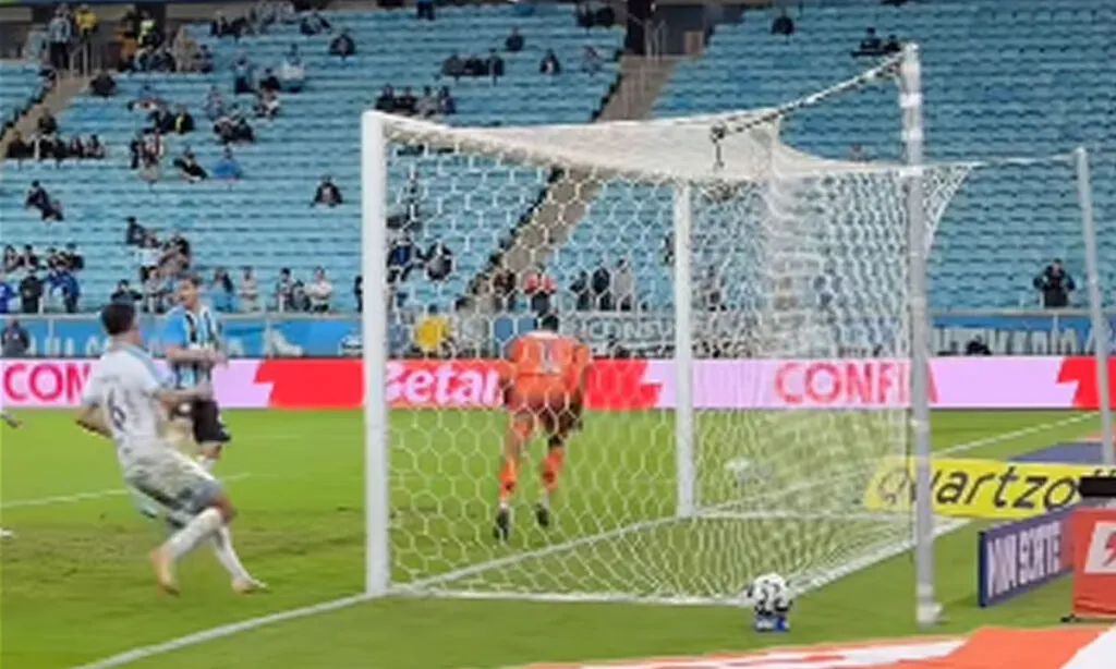 Nos acréscimos, após cobrança de escanteio, Aravena completou, porém, o árbitro marcou falta no defensor do CSA e anulou o gol do Grêmio