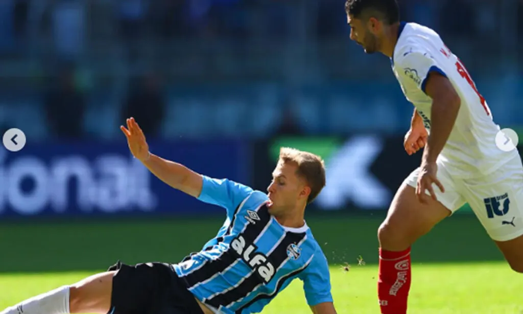Braithwaite, de pênalti, marcou o único gol da partida. O resultado tirou o Grêmio da zona de rebaixamento do Brasileirão