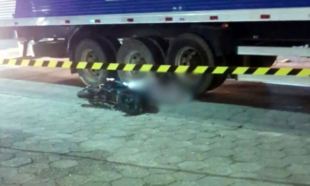 Segundo o Corpo de Bombeiros, a adolescente estava como passageira da scooter e morreu ainda no local