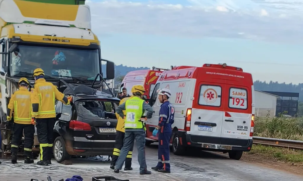 Colisão entre carro e caminhão ocorreu na manhã desta terça-feira; motorista do veículo de passeio morreu no local