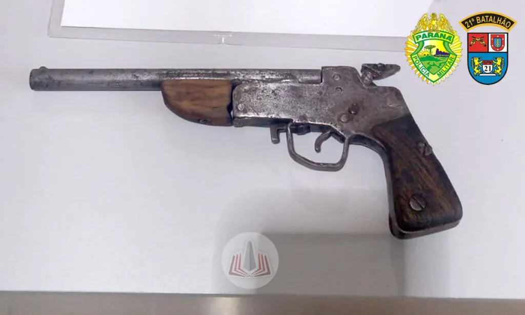 Rapaz é preso após ser flagrado com arma no interior de Barracão