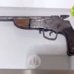 Rapaz é preso após ser flagrado com arma no interior de Barracão