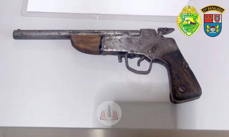 Rapaz é preso após ser flagrado com arma no interior de Barracão