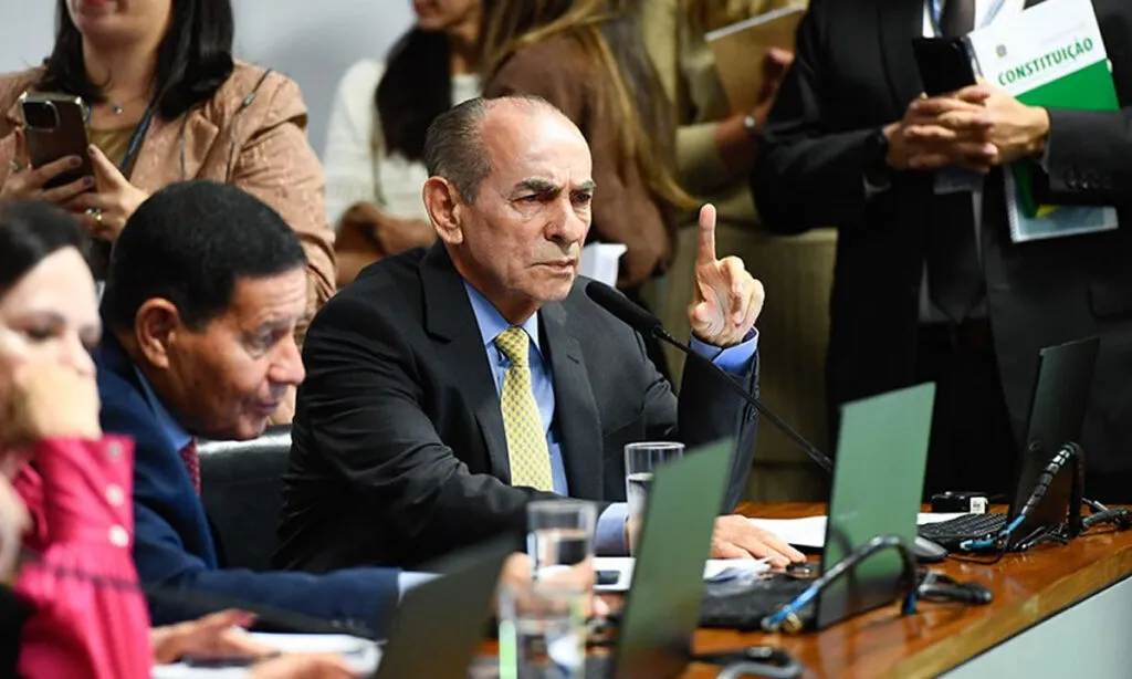 Além do fim da reeleição, PEC aumenta mandatos de presidente, prefeitos e governadores para cinco anos e unifica eleições municipais e nacionais 