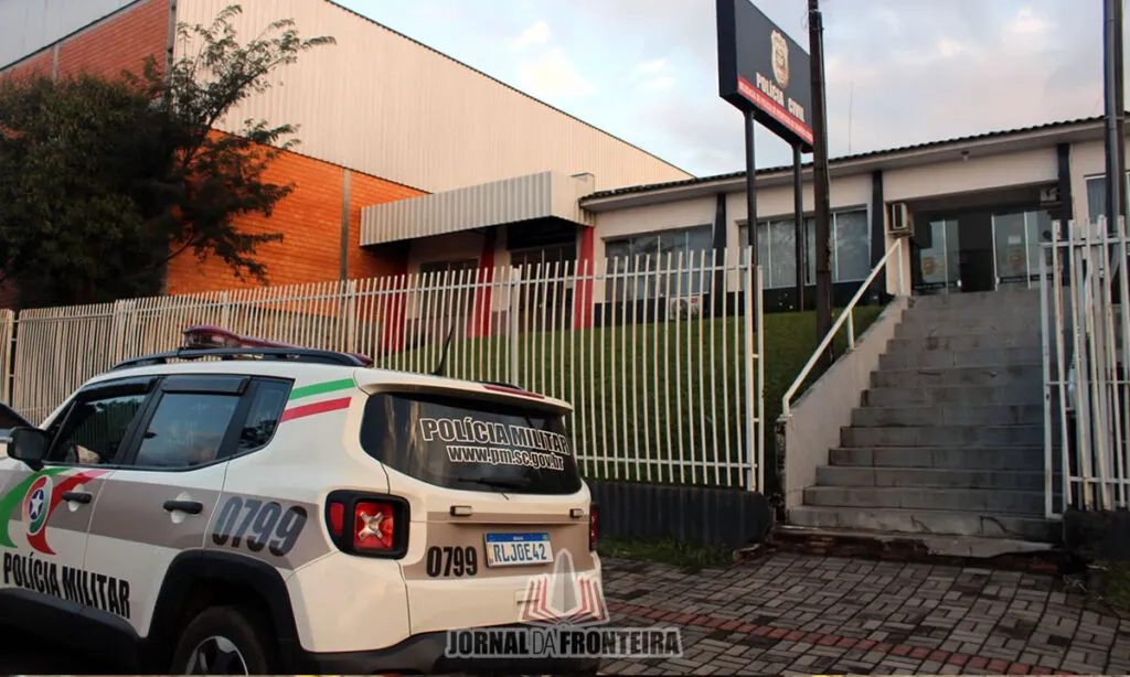 O argentino de 33 anos foi preso em flagrante e encaminhado à Delegacia de Polícia Civil para os procedimentos legais