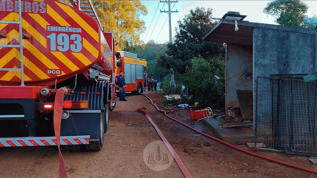 Incêndio ocorreu no final da tarde desta quarta-feira. Segundo informações, a idosa morava no local com os netos menores de idade