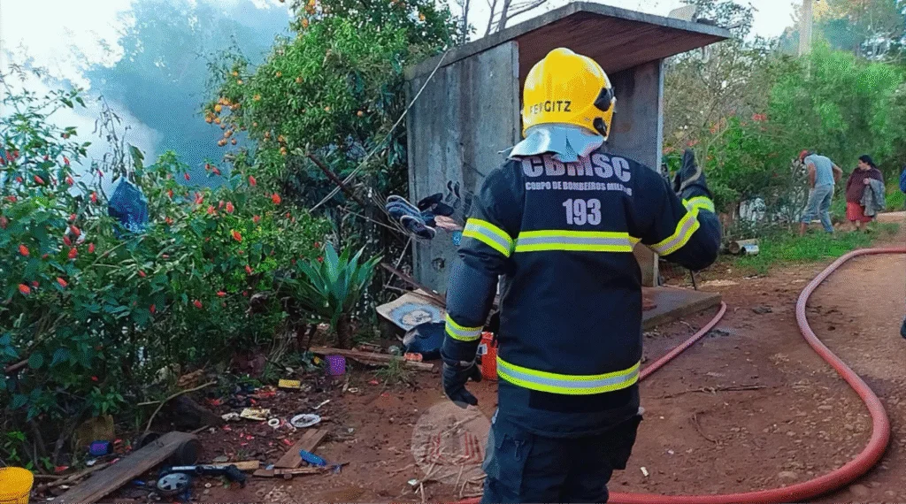 Incêndio ocorreu no final da tarde desta quarta-feira. Segundo informações, a idosa morava no local com os netos menores de idade