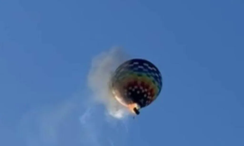 Segundo os Bombeiros, 22 pessoas estavam no voo e quatro morreram no local. O acidente com o balão ocorreu em Praia Grande, tradicional destino de balonismo em Santa Catarina