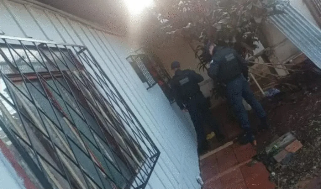 O homem foi resgatado após populares verem ele pedindo socorro pela janela; proprietário estava armado e foi detido