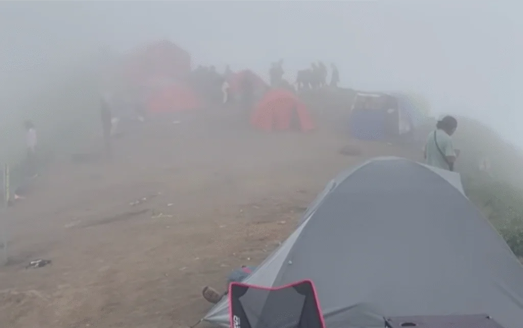 A brasileira Juliana Marins, que fazia um mochilão pela Ásia, caiu durante uma trilha ao vulcão Rinjani. Segundo a irmã, informações divulgadas por autoridades do país asiático, sobre ela ter recebido água e comida, eram falsas