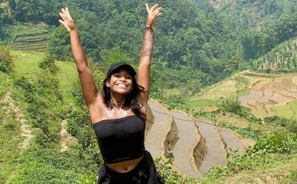 A brasileira Juliana Marins, que fazia um mochilão pela Ásia, caiu durante uma trilha ao vulcão Rinjani. Segundo a irmã, informações divulgadas por autoridades do país asiático, sobre ela ter recebido água e comida, eram falsas