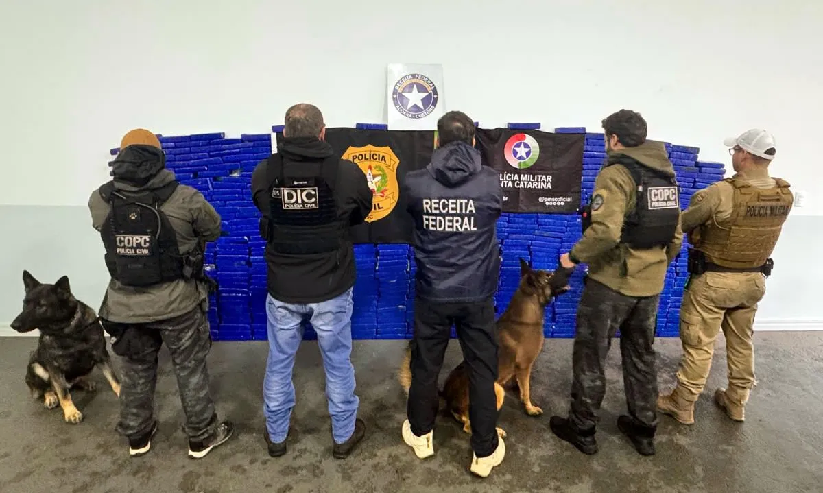Caminhão carregado com mais de 400kg de maconha é apreendido e motorista é preso