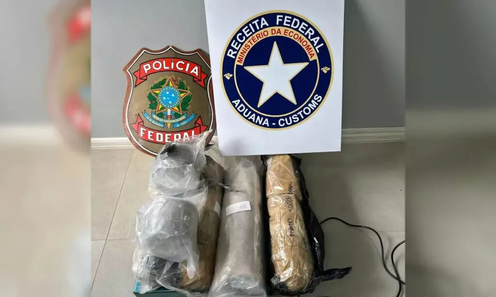 A operação de combate ao tráfico iniciou após a PF e RF localizarem mais de 13 quilos de drogas em uma transportadora de Chapecó que havia sido despachada como encomenda