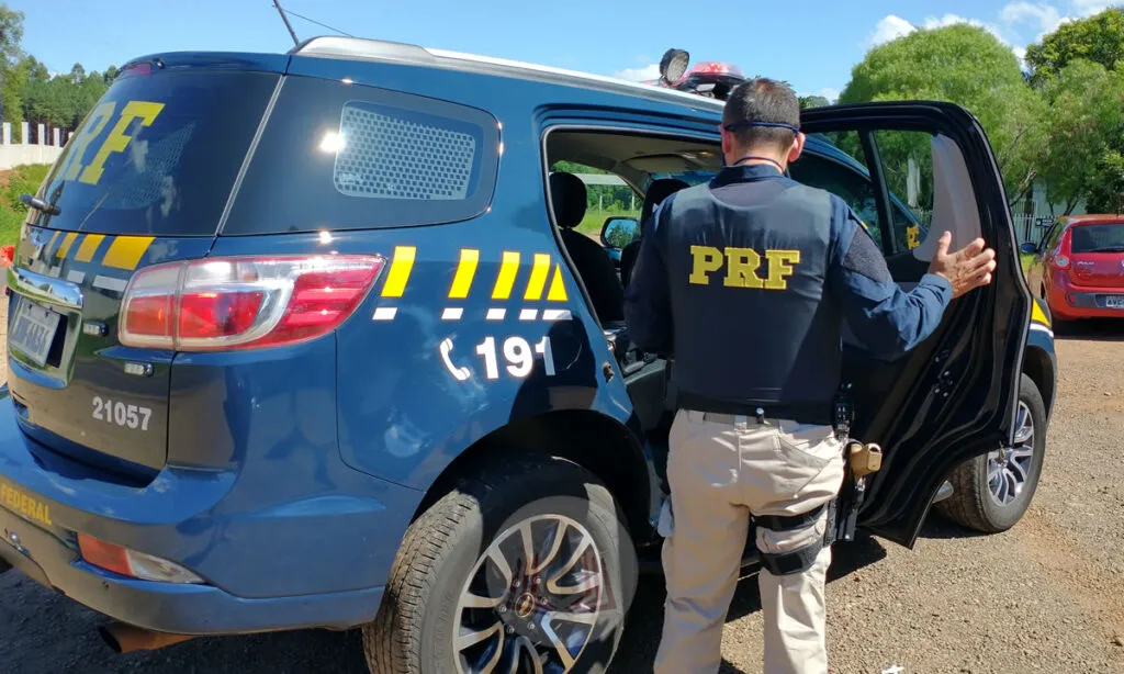 A operação se estende até domingo com reforço na fiscalização e restrição para veículos de carga em horários específicos