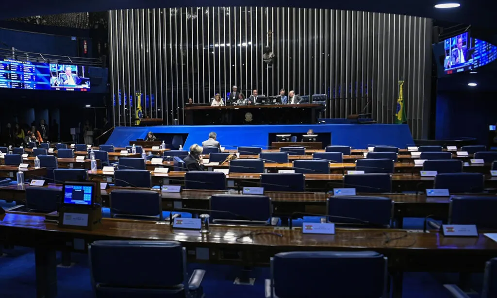 O Senado Federal analisa o projeto que propõe o aumento do número dos deputados, confirma quanto vai impactar a criação de 18 novas vagas na Câmara