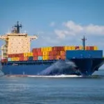 Cargueiro com mais de 3 mil carros novos afunda no oceano