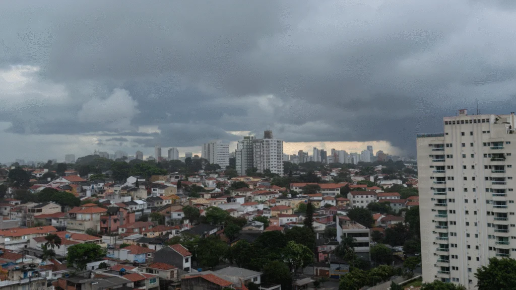 Estudo aponta presença de resíduos de agrotóxicos em amostras de chuva no estado de São Paulo; especialistas alertam para impactos da exposição contínua