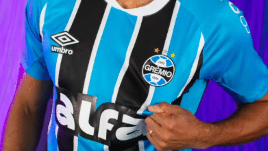 A partir de janeiro de 2026, o Grêmio deverá ter a New Balance como nova fornecedora de material esportivo.