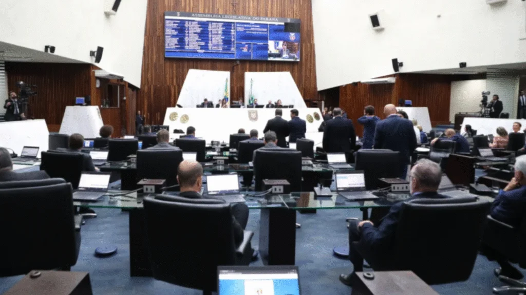 A Assembleia Legislativa do Paraná aprovou, por unanimidade, um projeto de lei que prevê medidas de proteção e acolhimento a crianças e adolescentes órfãs que perderam as mães em casos de feminicídio. 