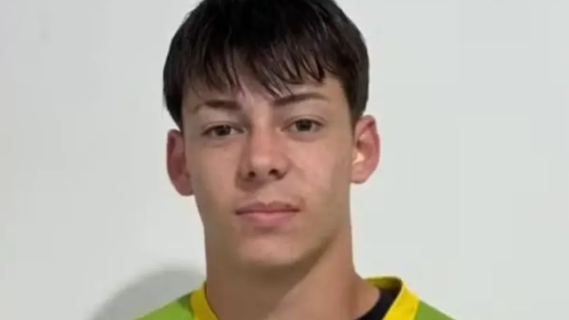 Jovem goleiro de 17 anos do Pinheiro, de Taquari-RS, faleceu após passar mal no alojamento do clube. Ele foi socorrido, mas não resistiu
