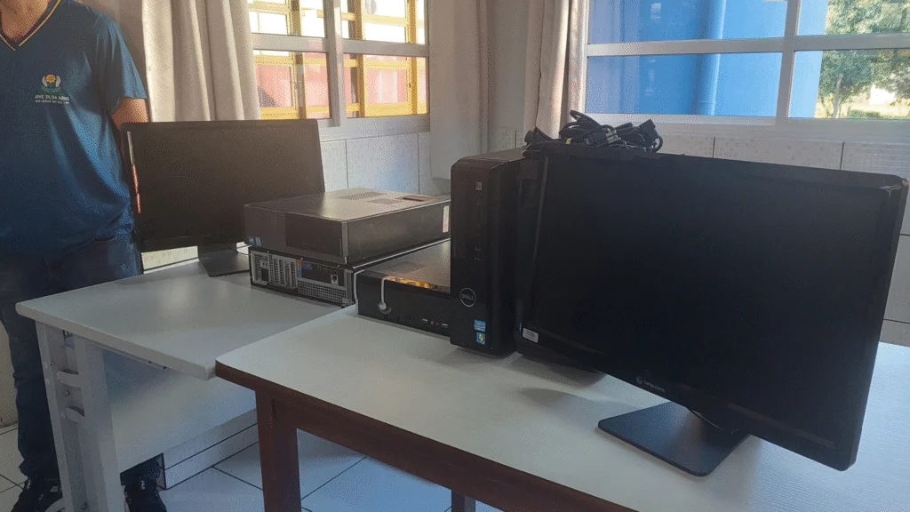 APAE Zilda Arns recebeu doação de sete computadores da Cooperativa Sicoob para fortalecer inclusão digital