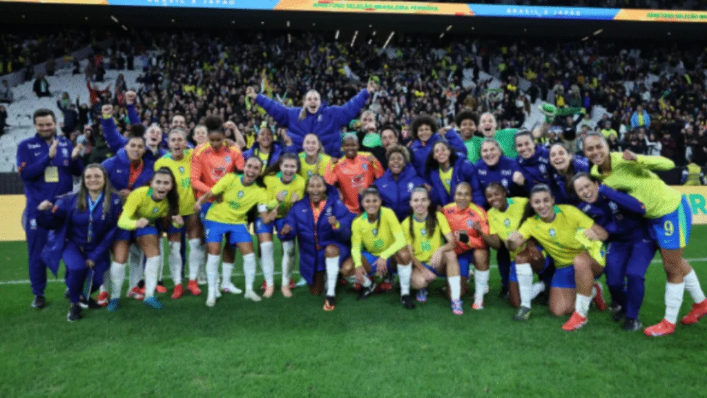 A Seleção Brasileira Feminina subiu quatro posições e agora ocupa o quarto lugar no Ranking Mundial da FIFA, divulgado nesta quinta-feira (12).