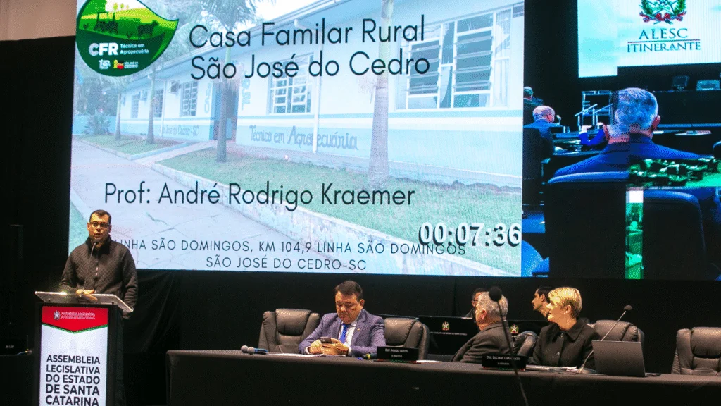 Comissão de Educação e Cultura apresenta projetos de formação, cultura e saúde mental no Alesc Itinerante em São Miguel do Oeste