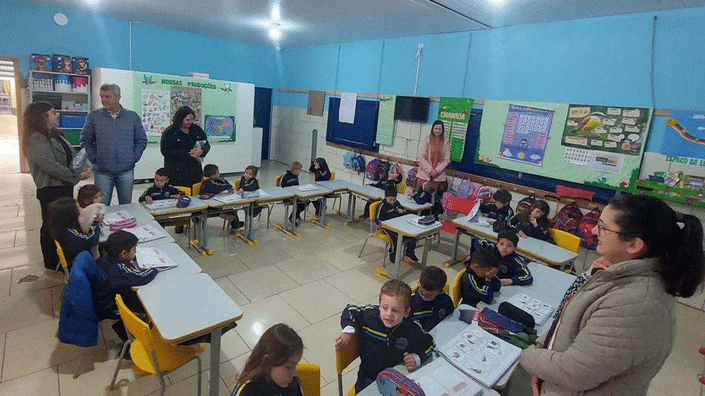 Kit de uniformes completo foi distribuído gratuitamente e reforça o compromisso com a igualdade, conforto e valorização dos estudantes da rede municipal