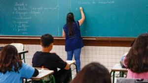 Lei sancionada reajusta salários de professores e valoriza a educação estadual