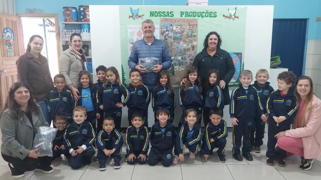 Prefeitura de Bom Jesus do Sul realiza entrega de uniformes escolares
