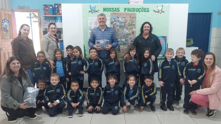 Prefeitura de Bom Jesus do Sul realiza entrega de uniformes escolares