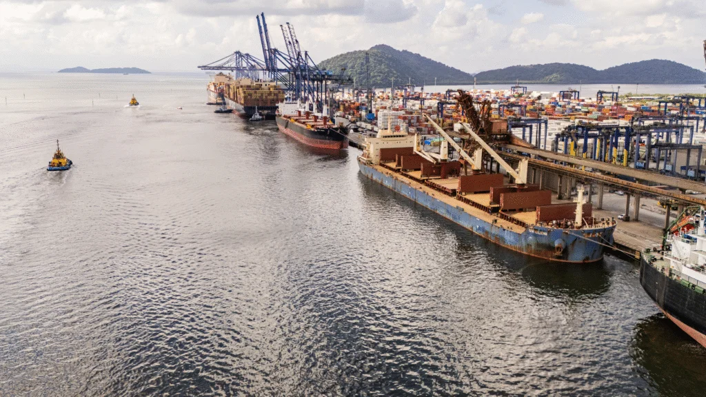 Movimentação de cargas nos portos do Paraná cresce 3,7% no acumulado de janeiro a maio, impulsionada por exportações de soja e importações de fertilizantes.