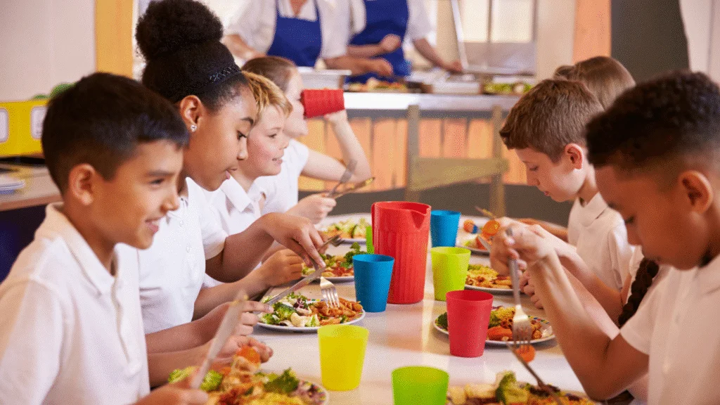 Dia da Conscientização contra a Obesidade Mórbida Infantil destaca programas de alimentação saudável nas escolas e a importância da educação alimentar